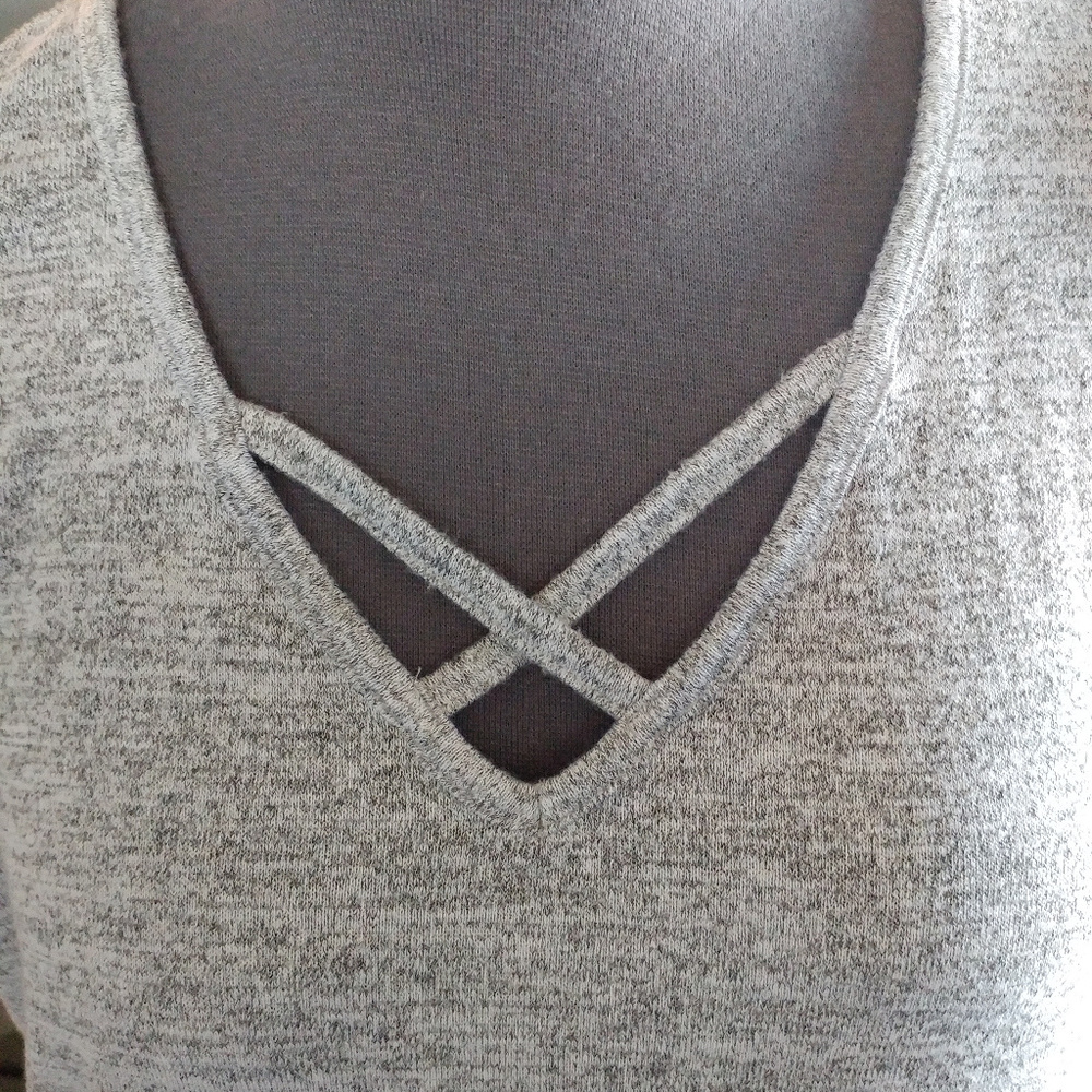 Criss-cross neck soft tee - Picture 2 of 5